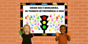 Cartaz coletivo trânsito educação infantil pdf para imprimir e cobrir com mãozinhas de tinta